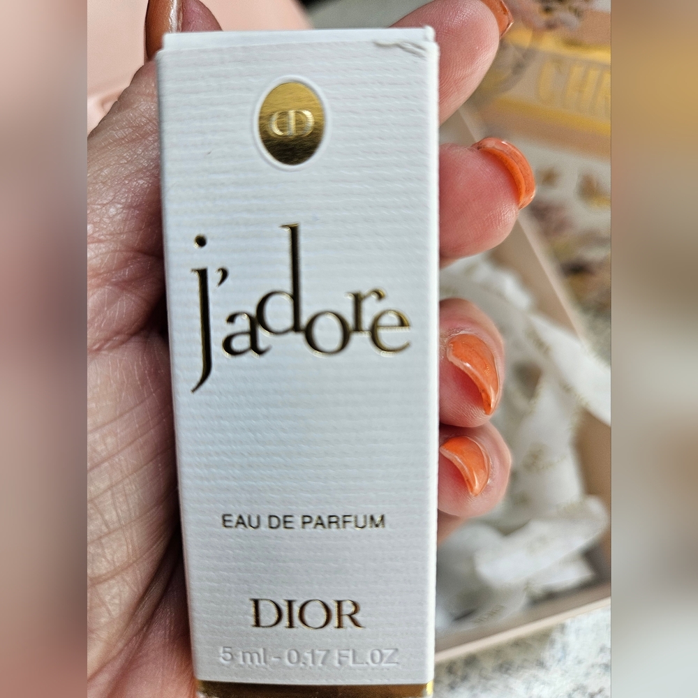 ☆ DIOR GIFT BUNDLE ☆ Pouch ☆ Box ☆ DIOR Confetti ☆ Parfum ☆ Lipstick - Picture 13 of 16